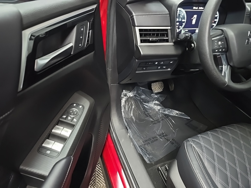 2023 Mitsubishi Outlander PHEV SEL photo 29