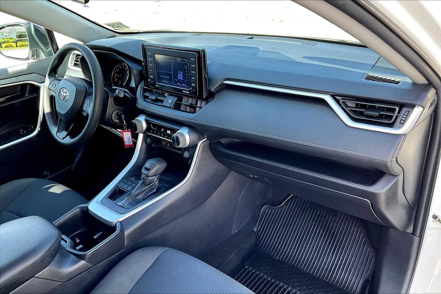 2022 Toyota RAV4 LE photo 14