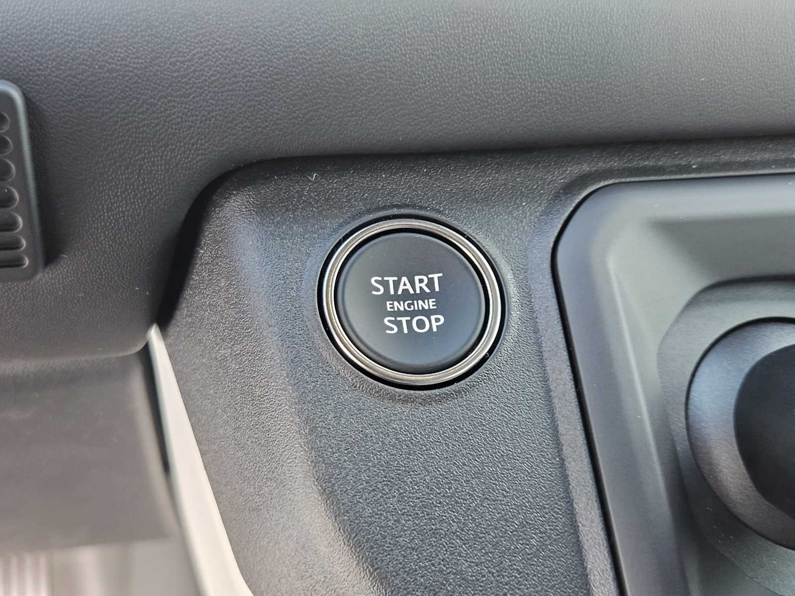 2025 Land Rover Defender 130 X-Dynamic SE photo 17