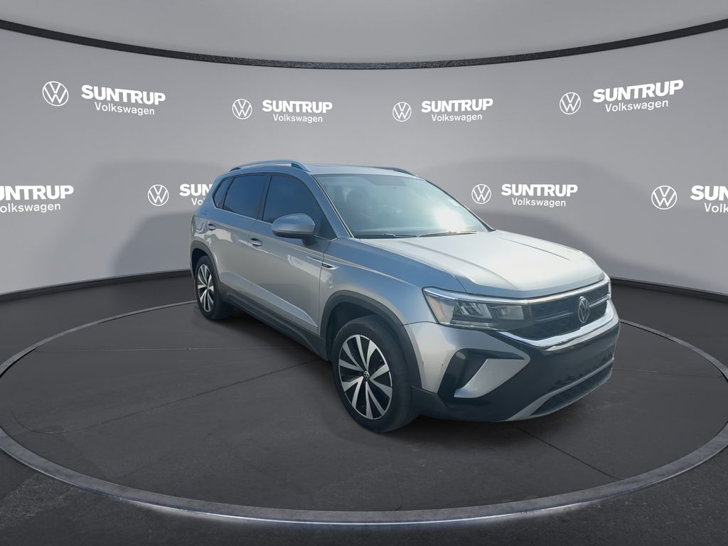 2022 Volkswagen Taos SE photo 2