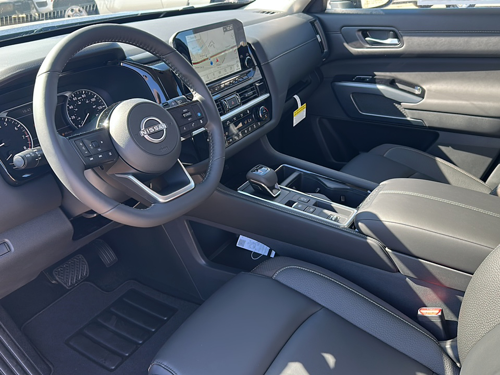 2025 Nissan Pathfinder SL photo 2