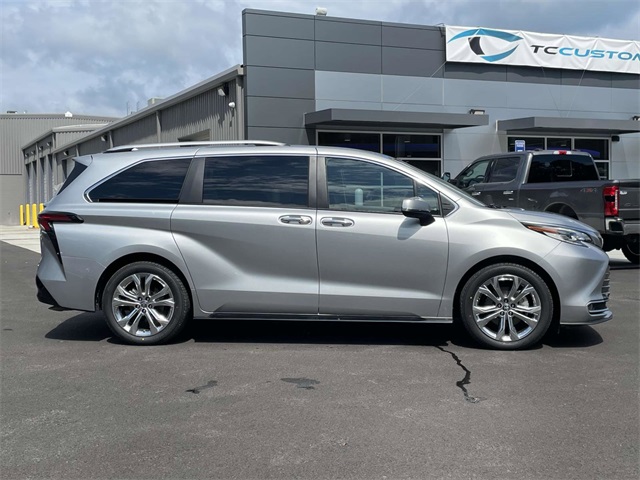 2023 Toyota Sienna Platinum photo 3
