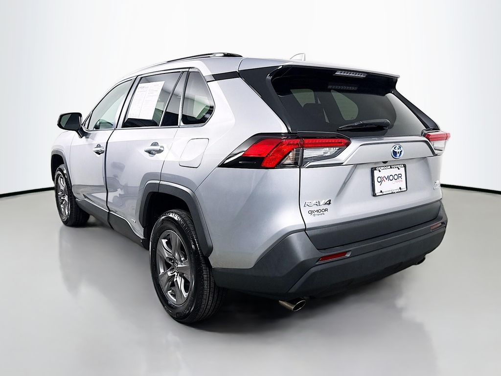 2024 Toyota RAV4 Hybrid XLE photo 3