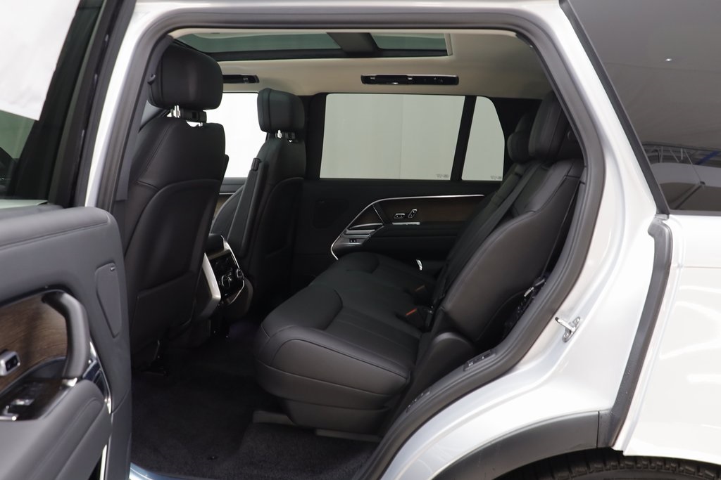 2025 Land Rover Range Rover SE photo 13