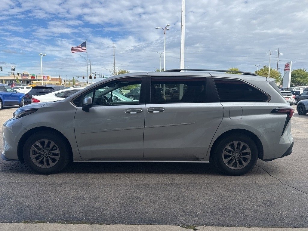 2022 Toyota Sienna XLE photo 2