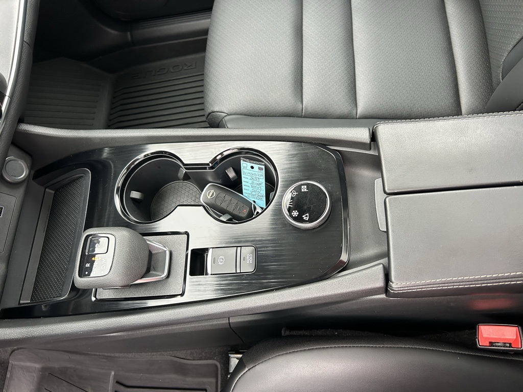 2023 Nissan Rogue SV photo 17