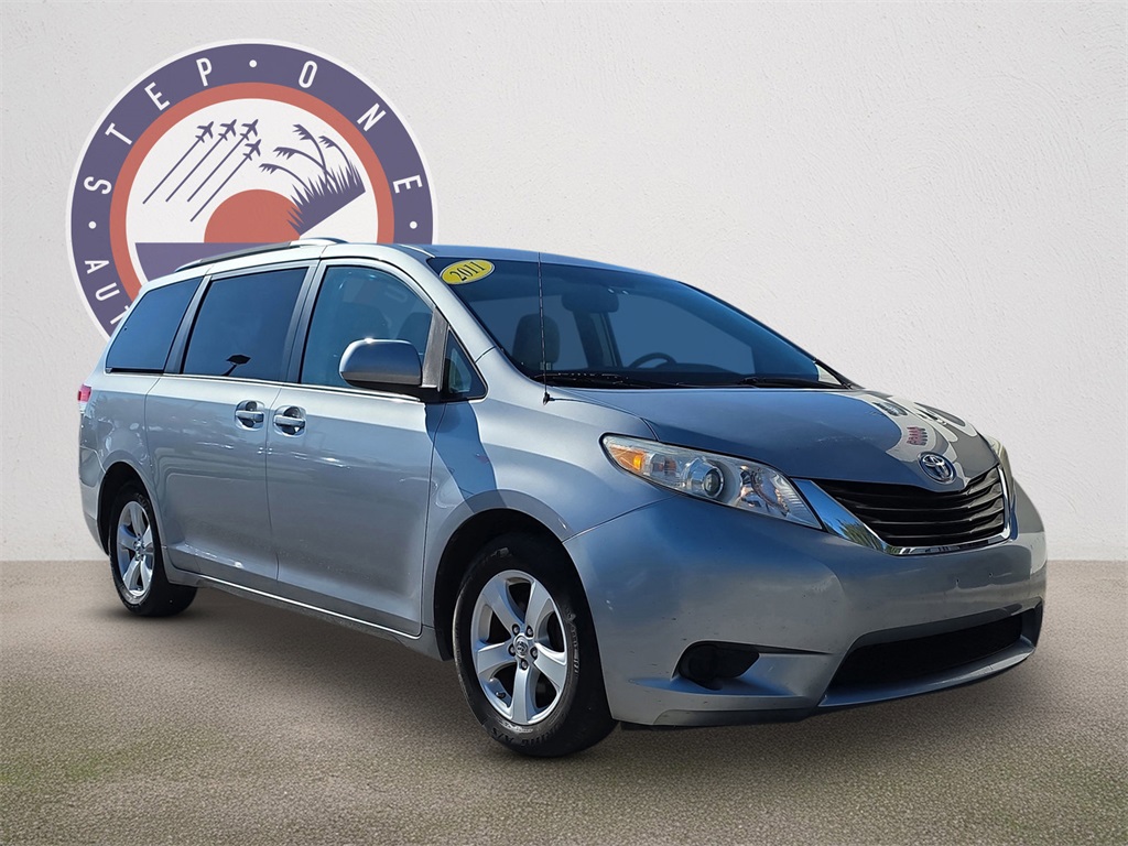2011 Toyota Sienna LE's photo