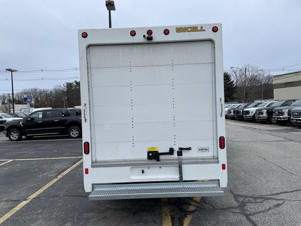 2024 Ford Transit Cutaway photo 3