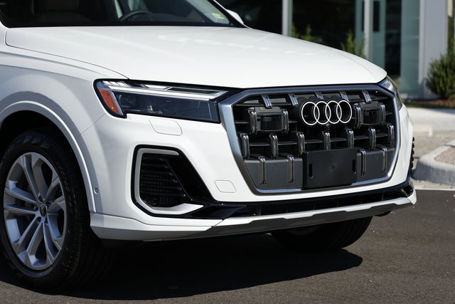 2025 Audi Q7 55 Premium Plus photo 3