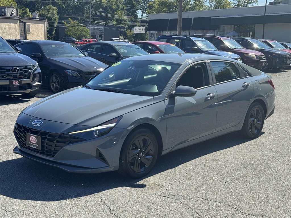 2023 Hyundai Elantra SEL photo 3