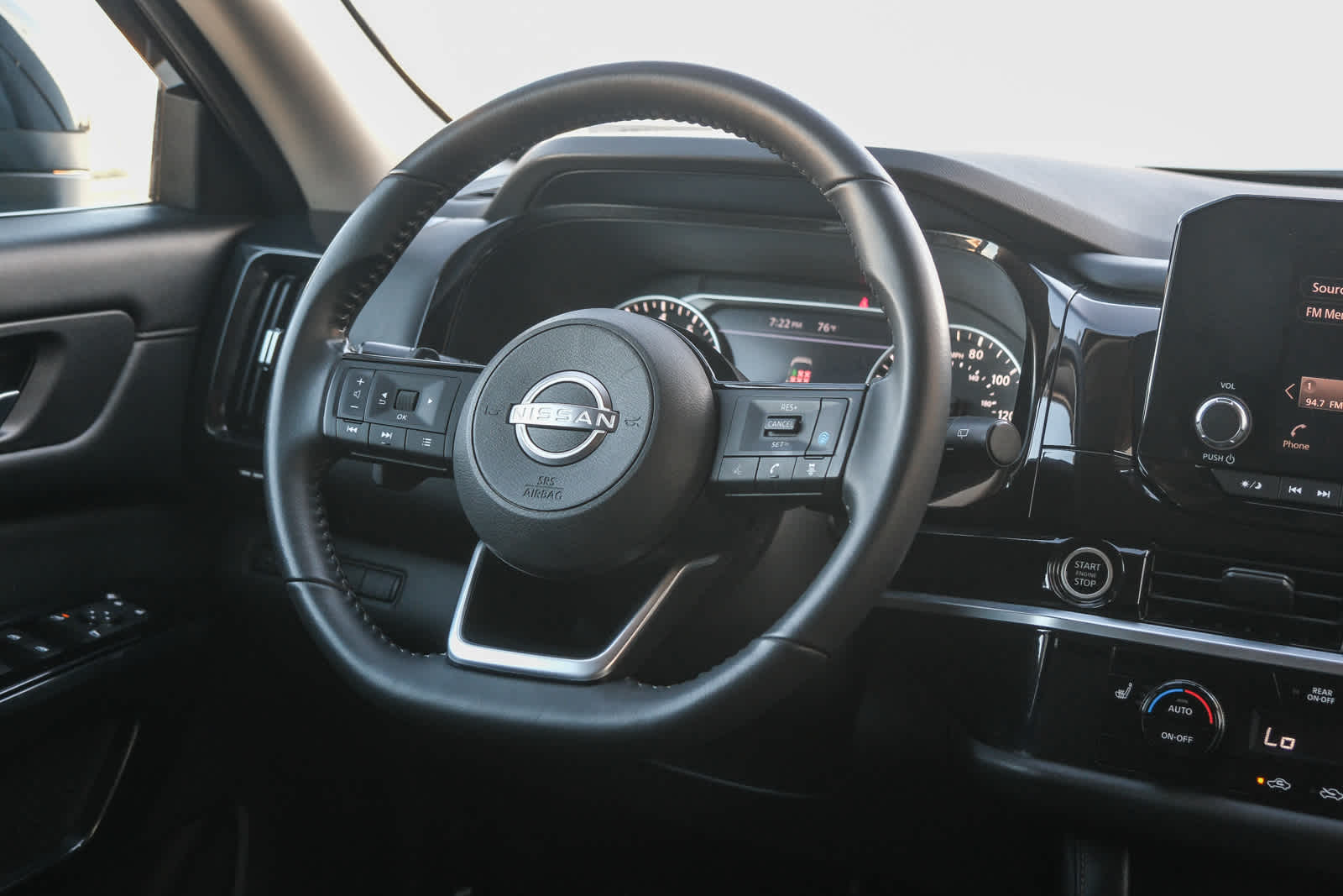2022 Nissan Pathfinder SV photo 14