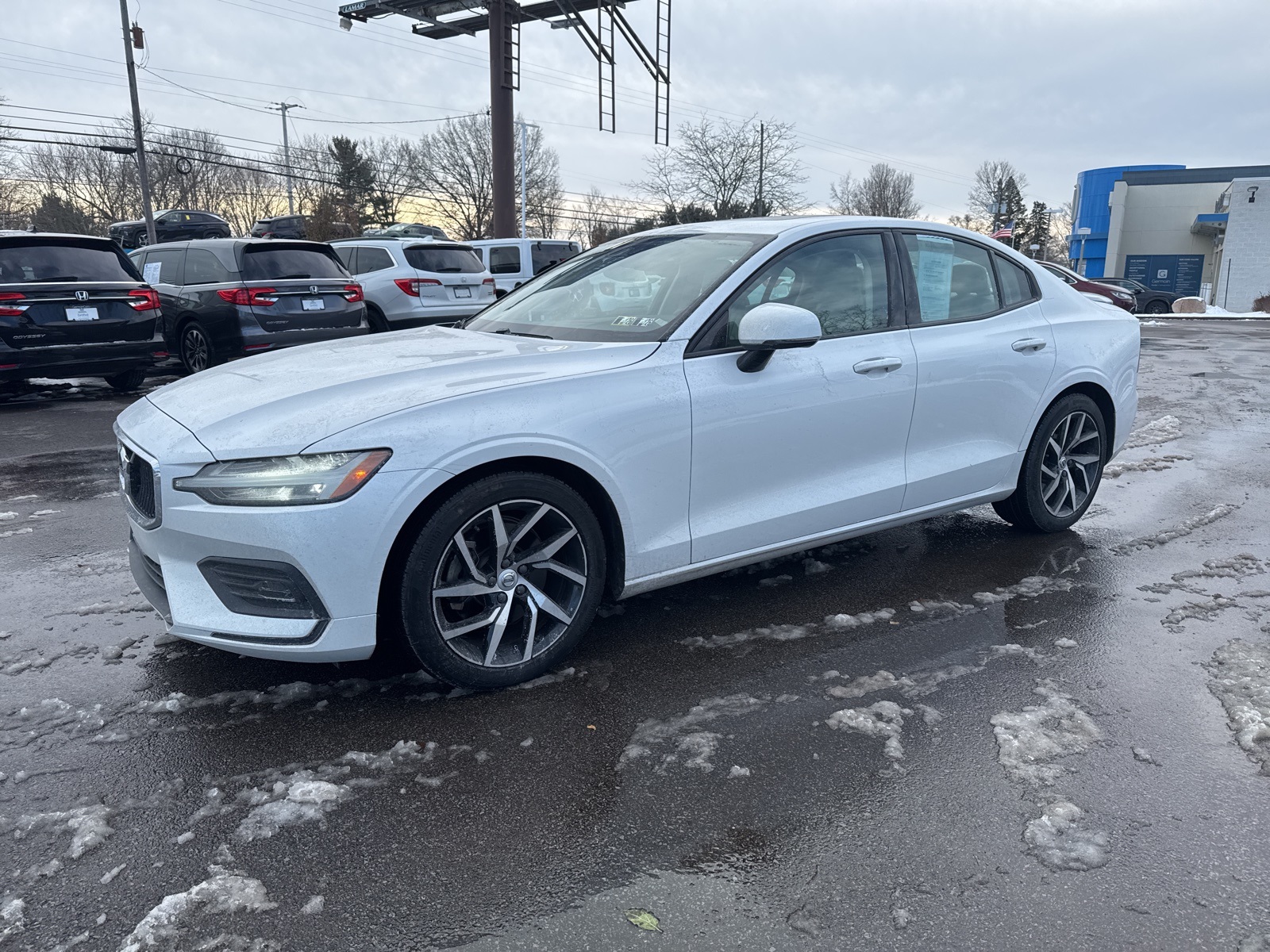 2020 Volvo S60 Momentum's photo