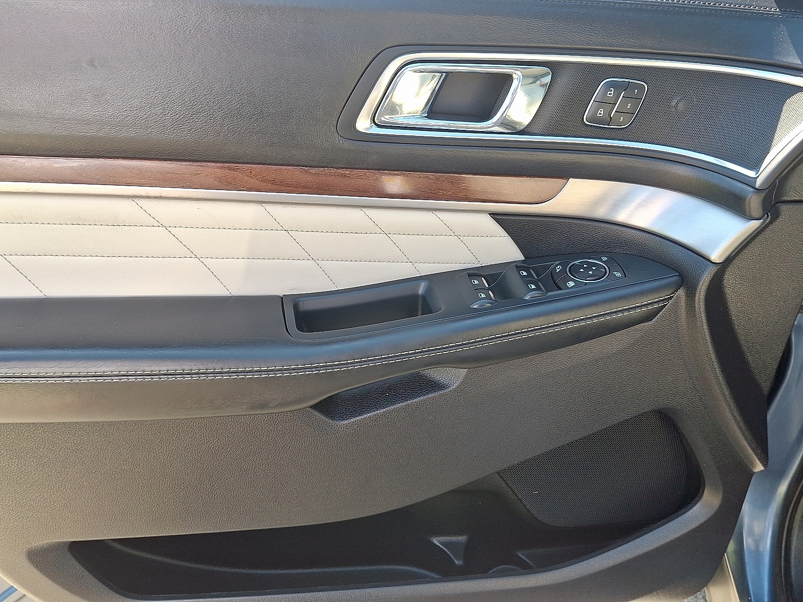 2018 Ford Explorer Platinum photo 12