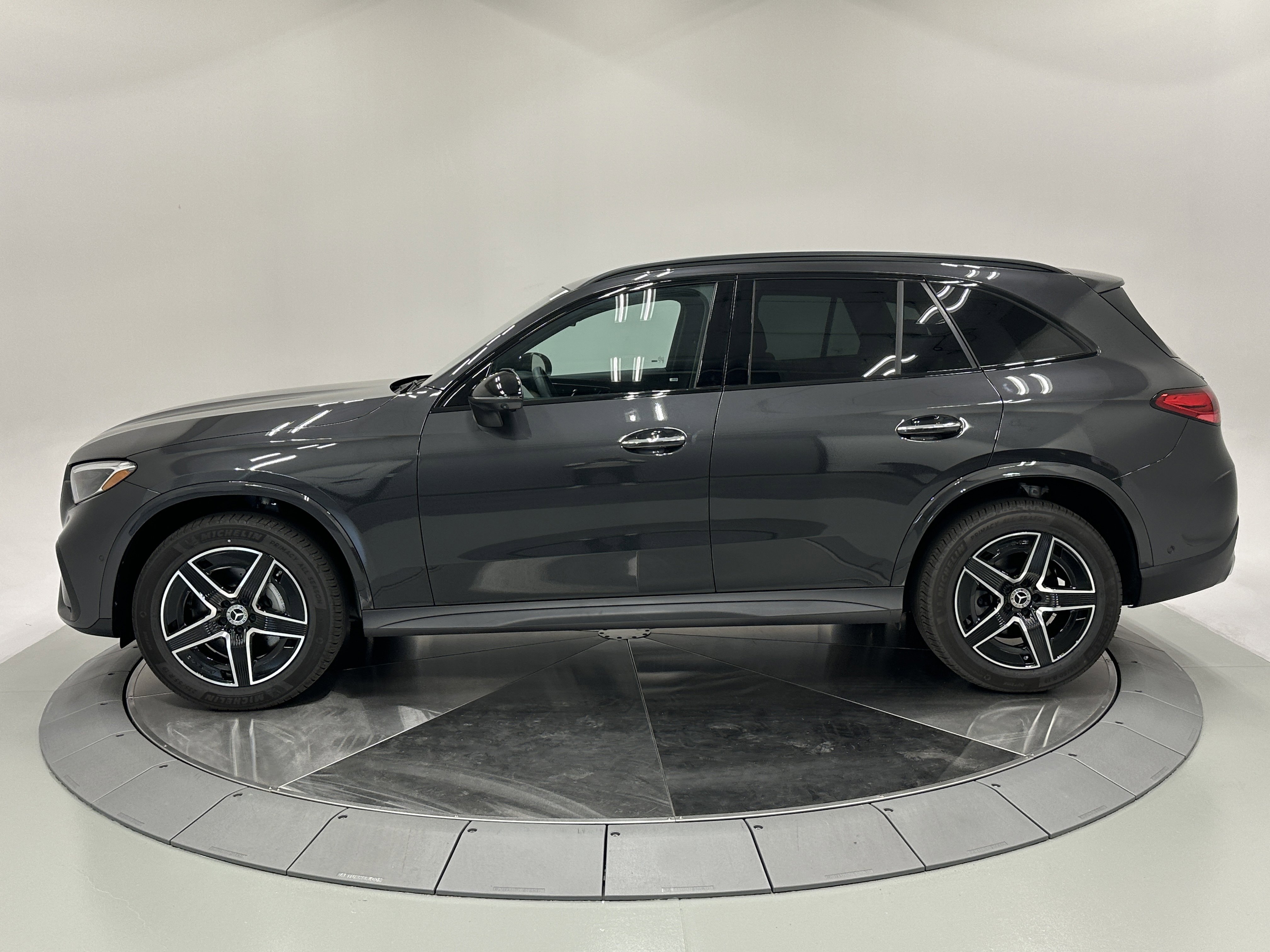 2025 Mercedes Benz GLC 300 photo 3