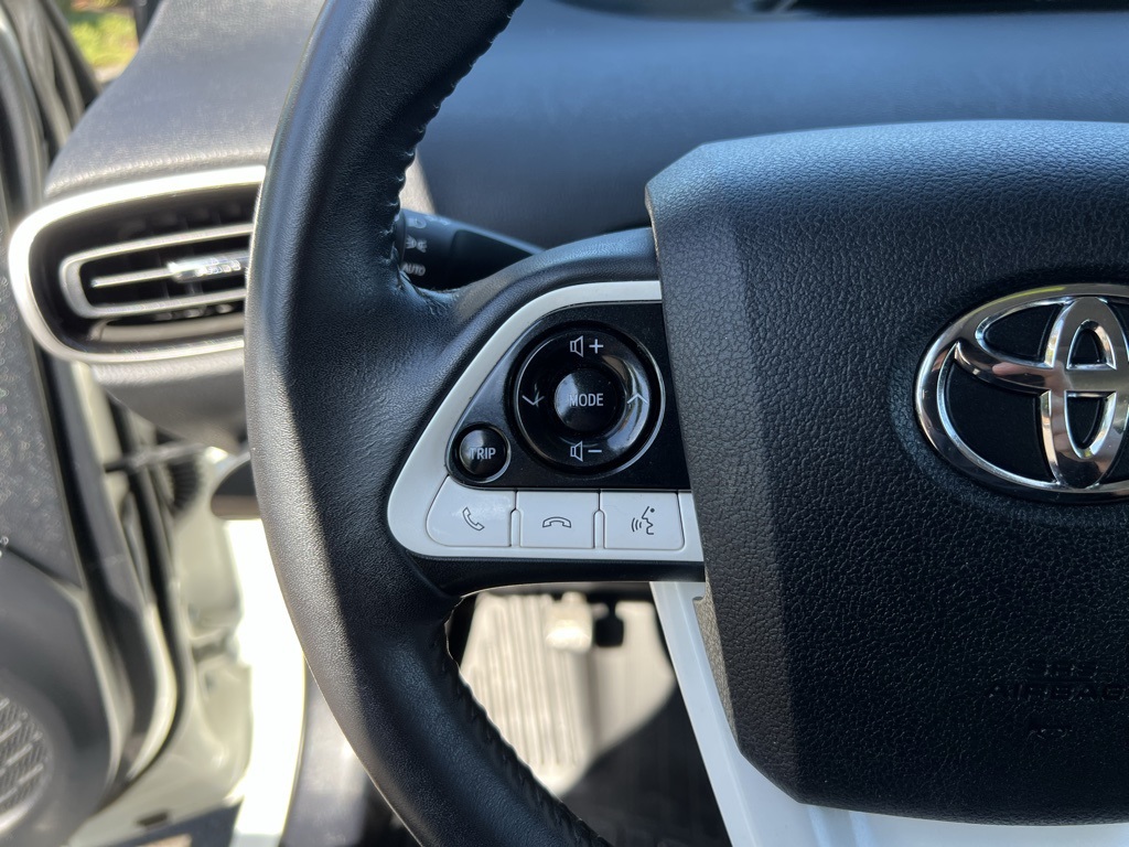 2016 Toyota Prius Four photo 13