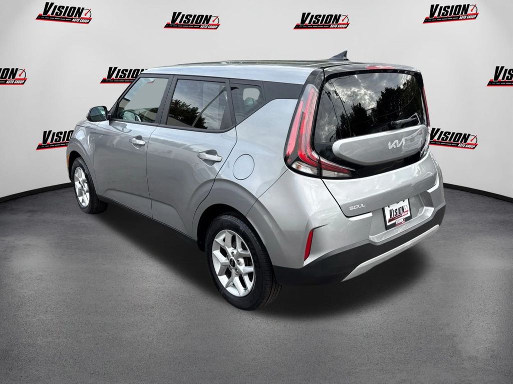 2023 Kia Soul LX photo 3