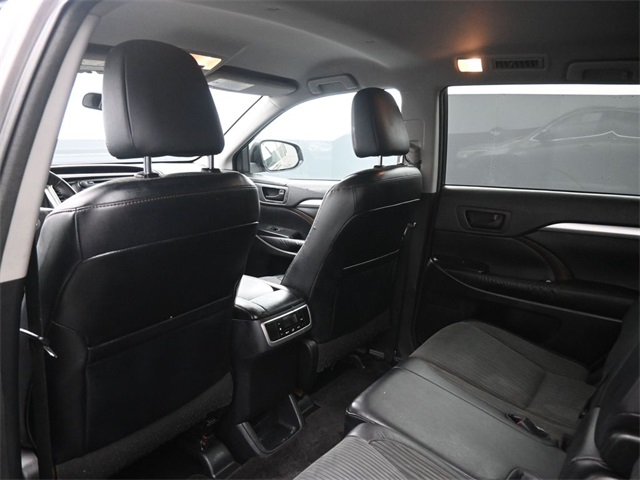 2015 Toyota Highlander LE photo 2