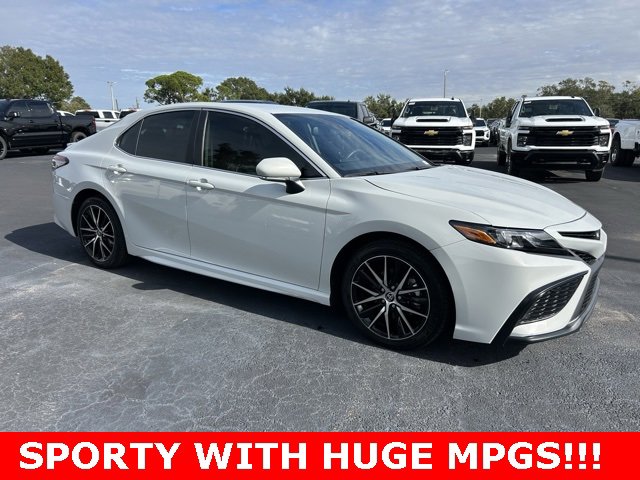 2024 Toyota Camry SE's photo