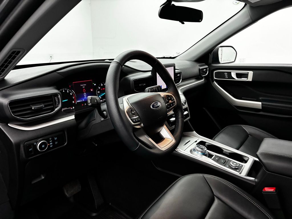 2023 Ford Explorer XLT photo 18