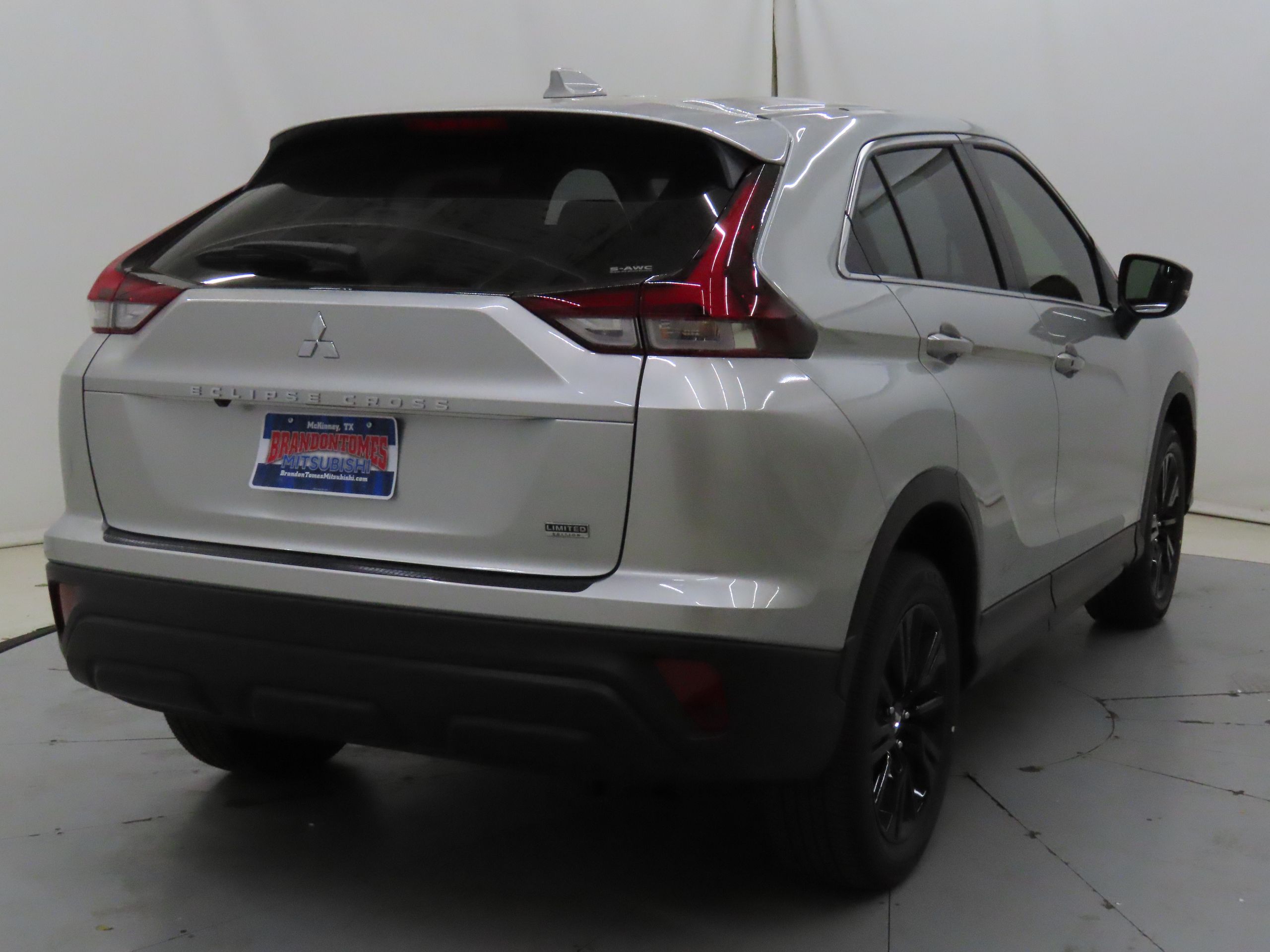 2025 Mitsubishi Eclipse Cross LE photo 2