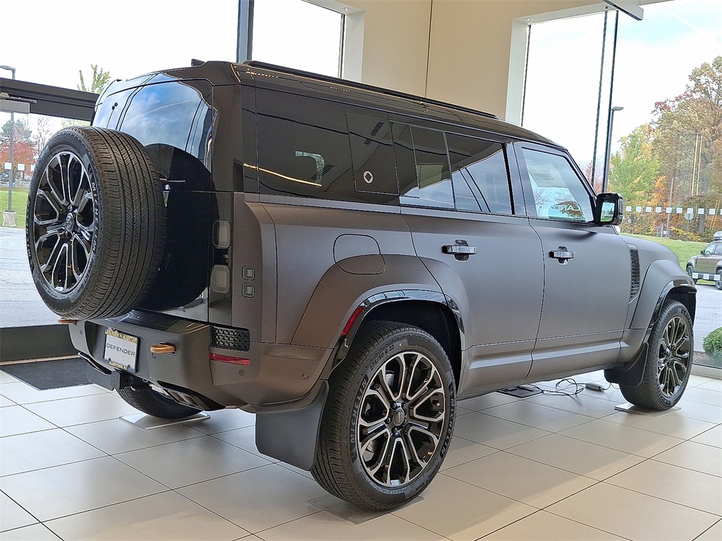 2026 Land Rover Defender 110 V8 photo 3