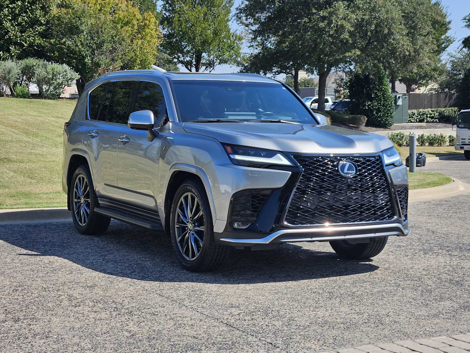2023 Lexus LX 600 F SPORT photo 2