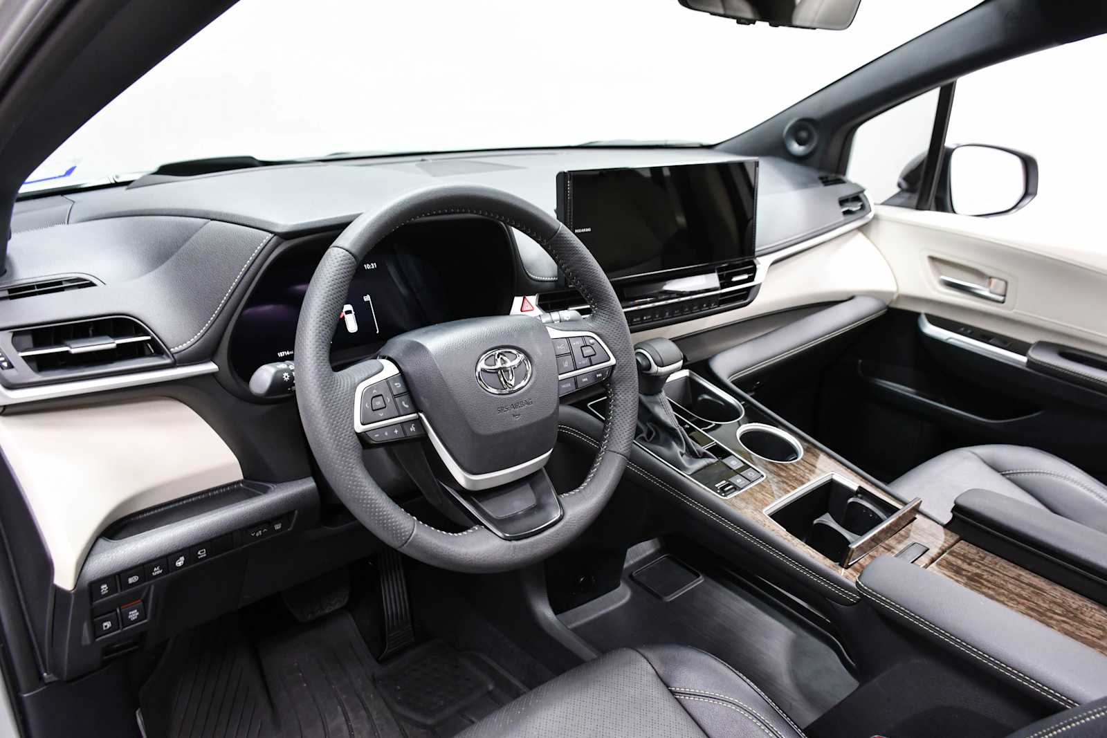 2025 Toyota Sienna Platinum photo 12