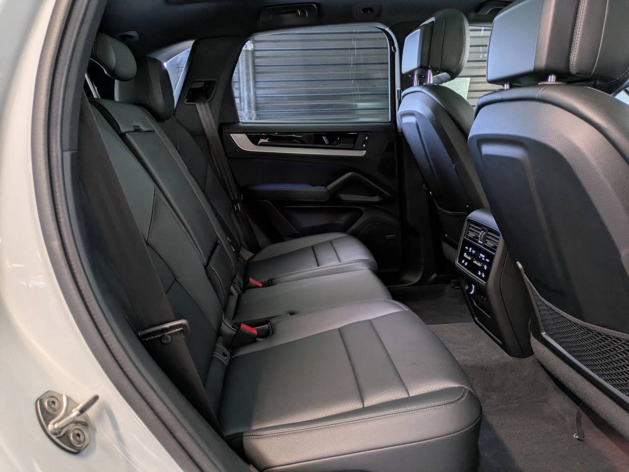 2025 Porsche Cayenne Base photo 18