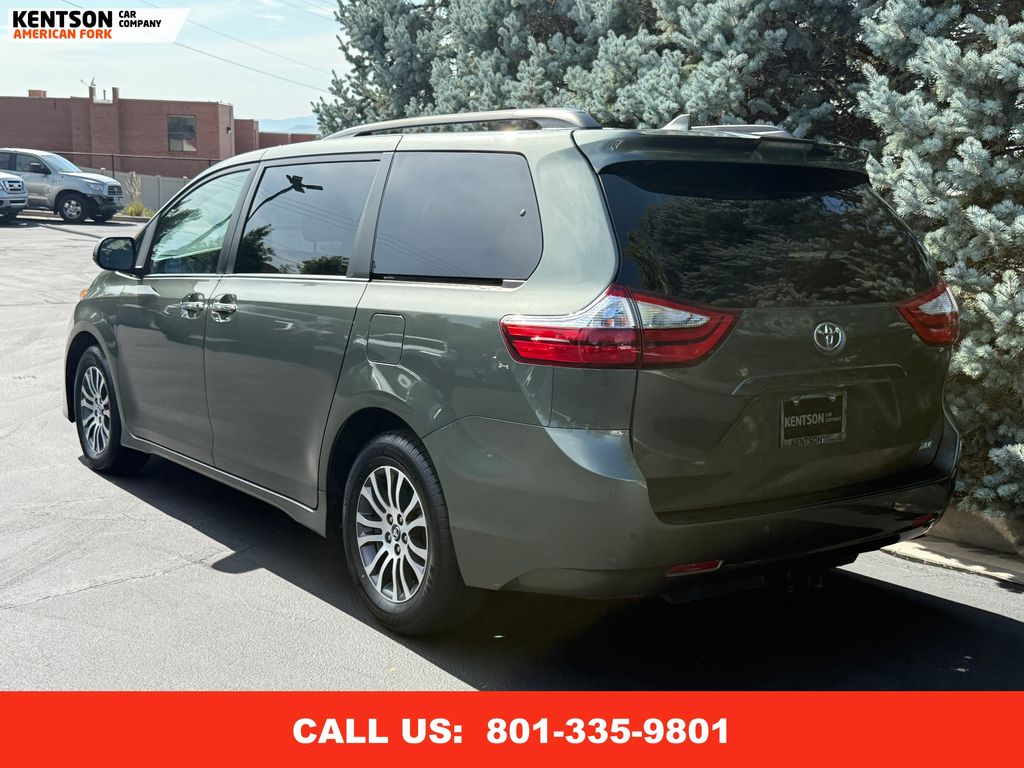 2019 Toyota Sienna XLE photo 6
