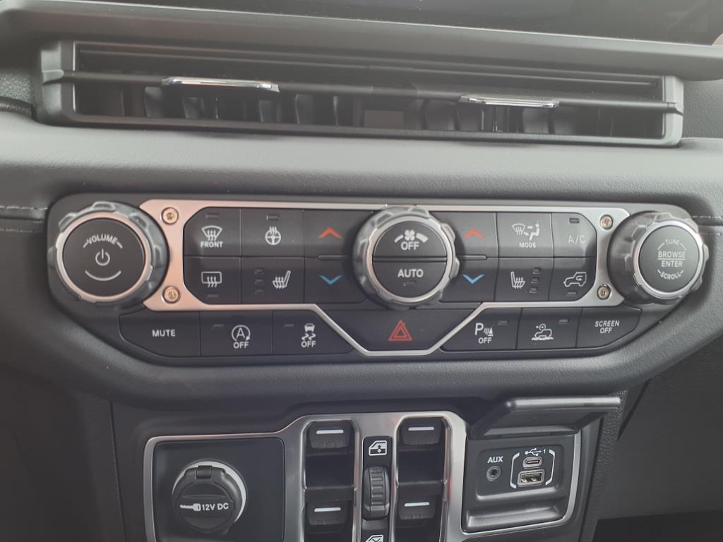 2025 Jeep Wrangler Sahara photo 8