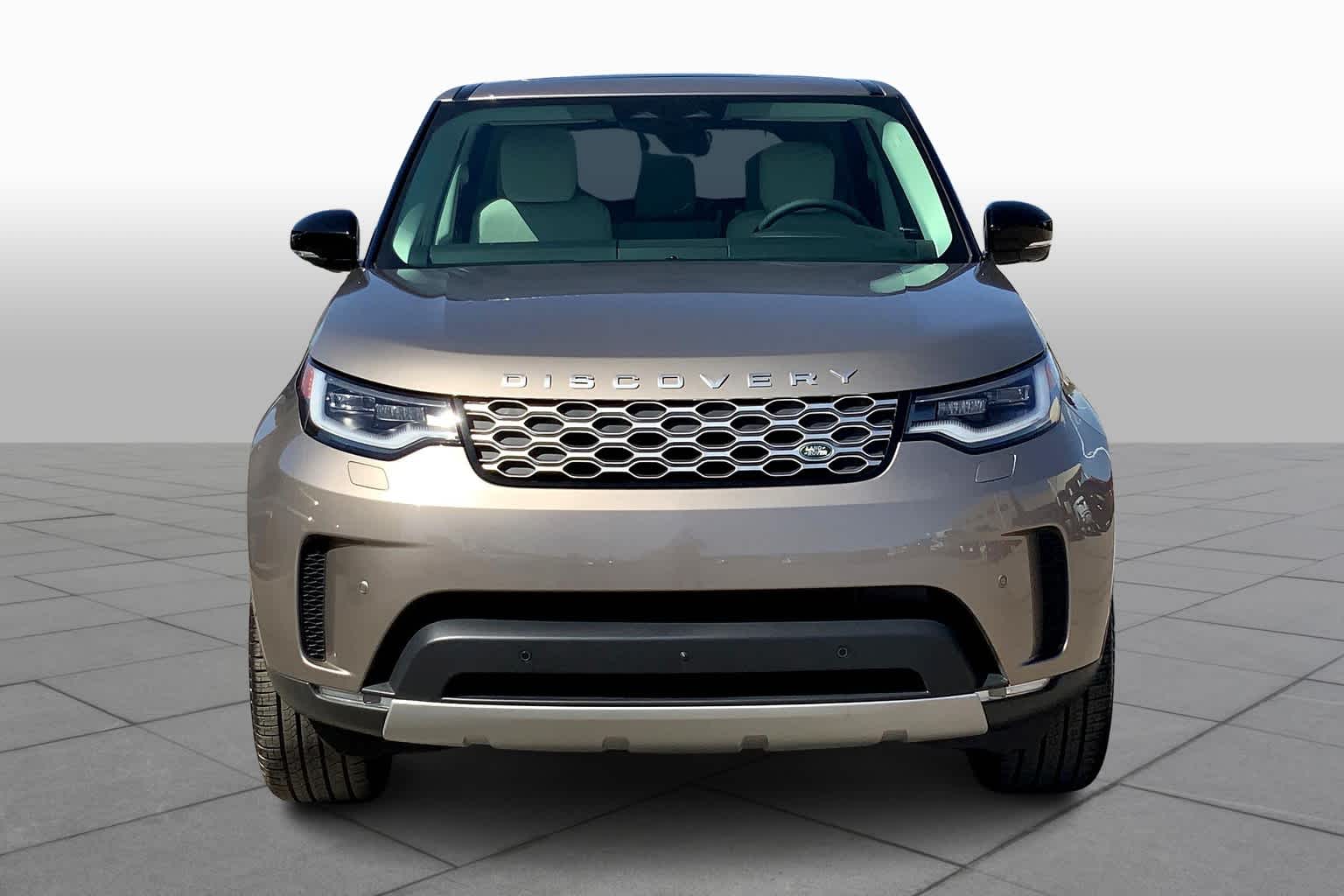 2025 Land Rover Discovery S photo 3