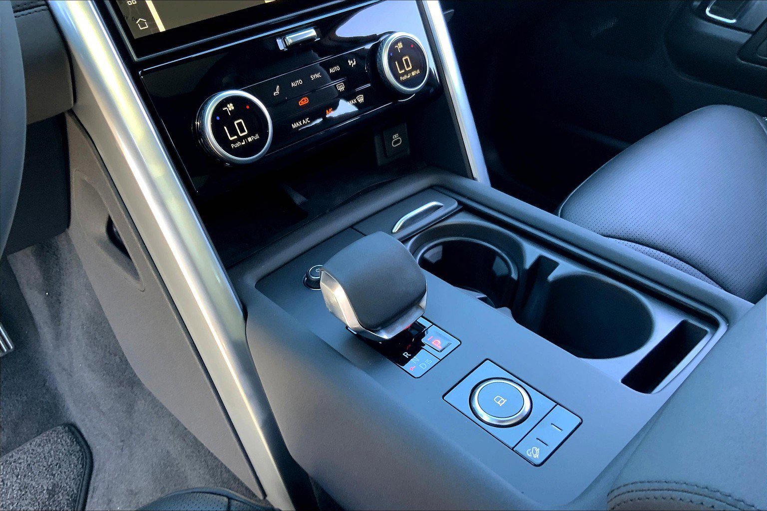 2025 Land Rover Discovery S photo 4