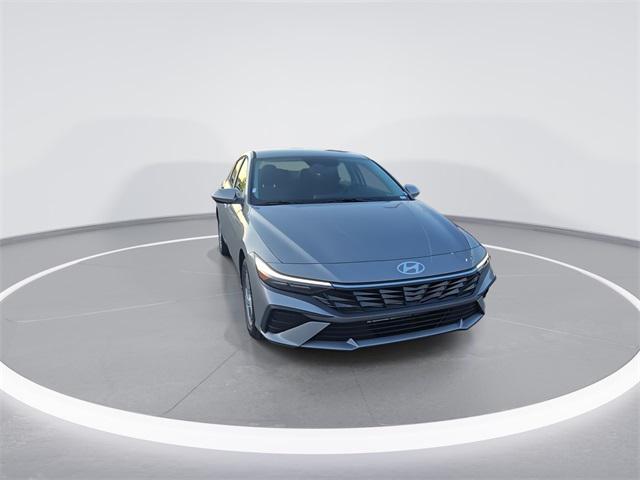 2025 Hyundai Elantra SE photo 3