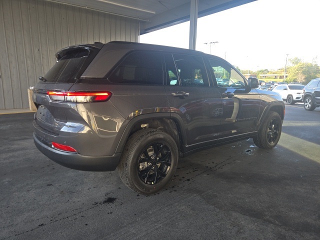 2025 Jeep Grand Cherokee Altitude photo 3