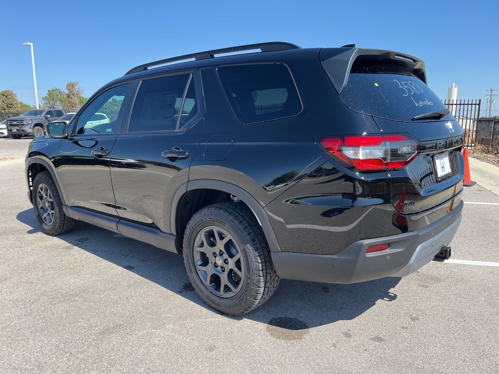 2025 Honda Pilot TrailSport photo 3
