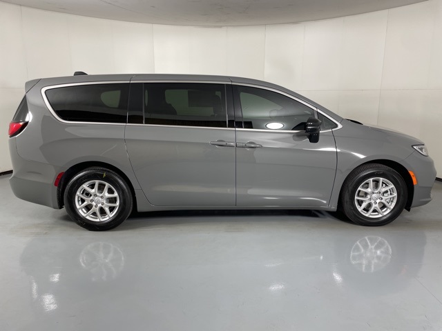 2025 Chrysler Pacifica photo 9