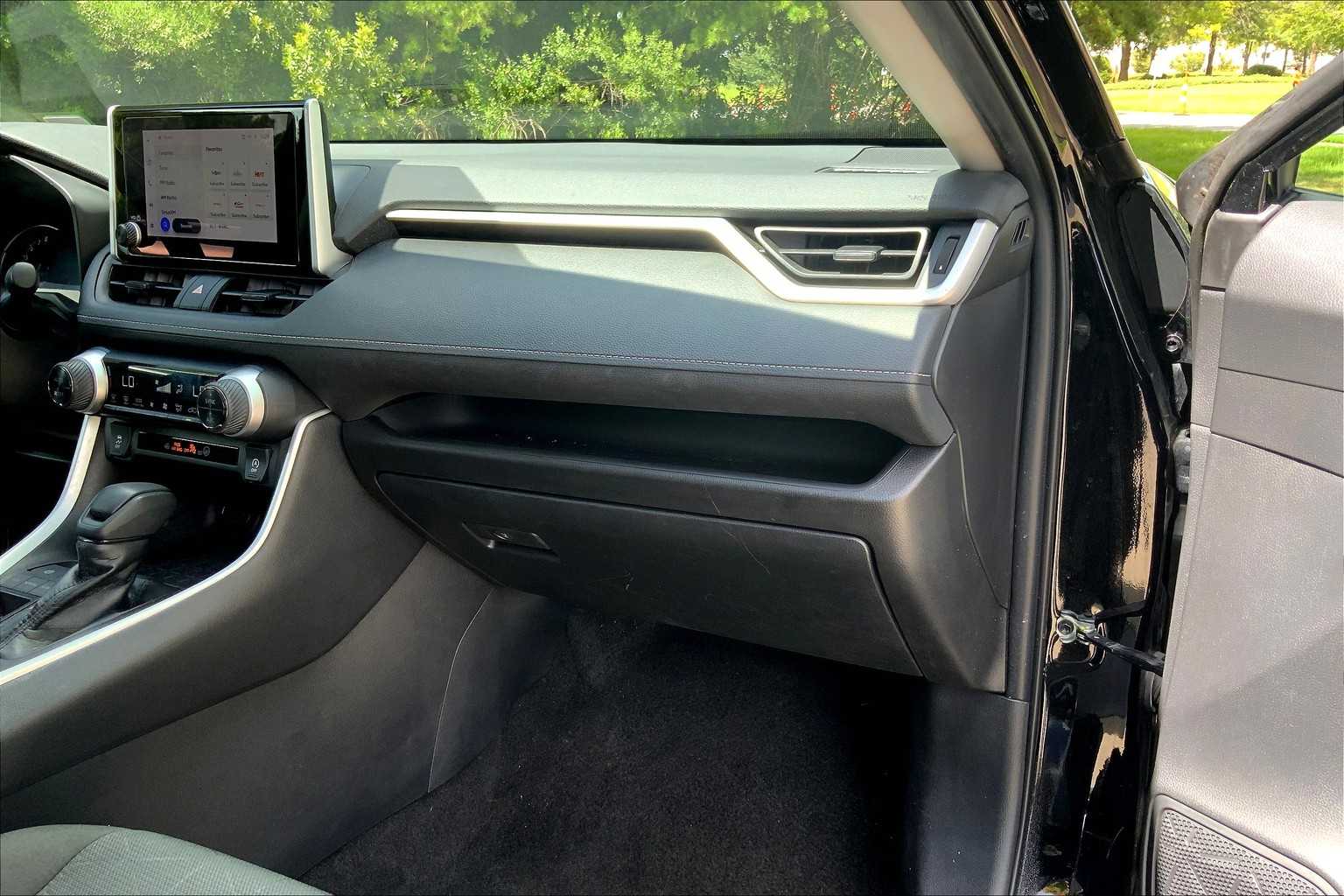 2023 Toyota RAV4 XLE photo 17
