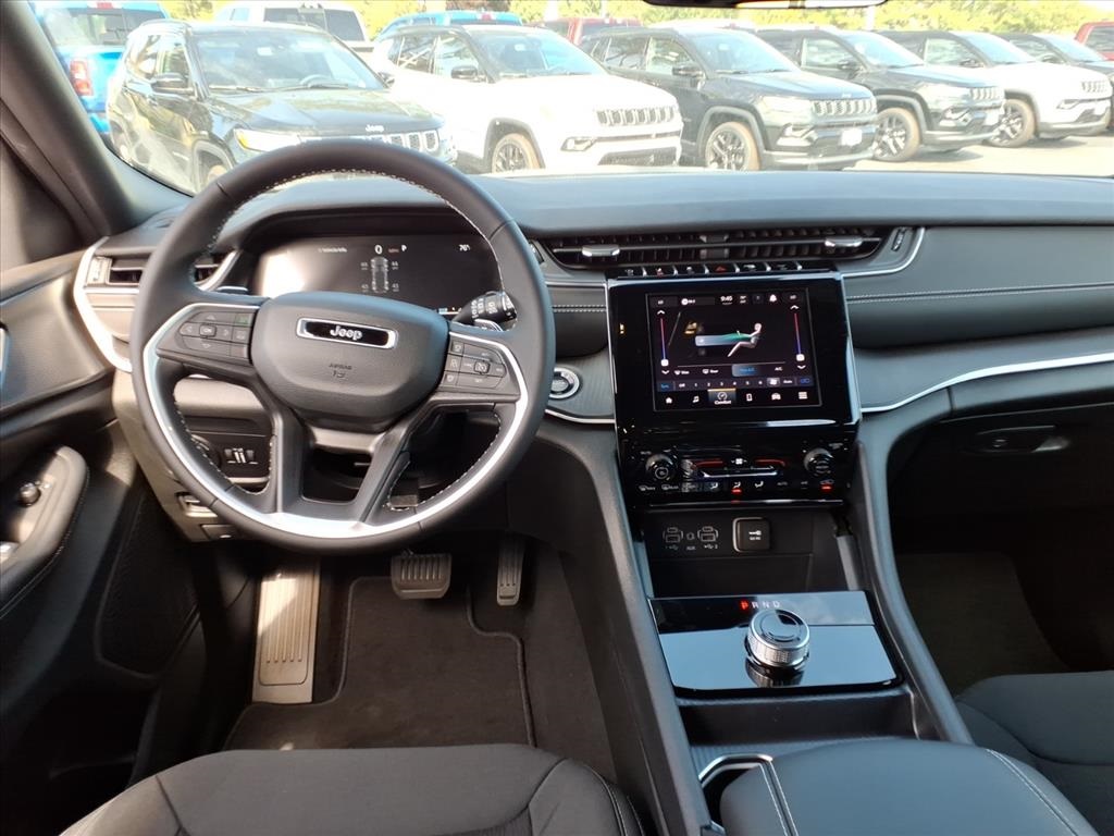 2025 Jeep Grand Cherokee Laredo Altitude photo 13