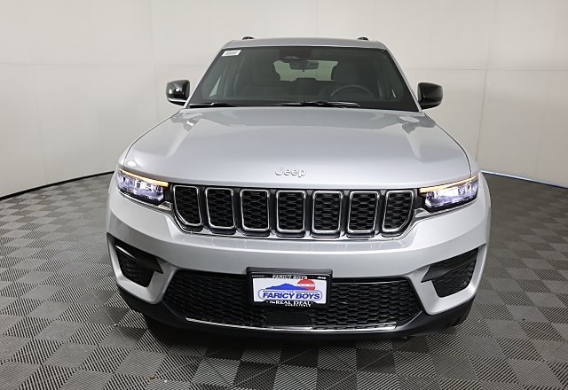 2025 Jeep Grand Cherokee Laredo Altitude photo 3
