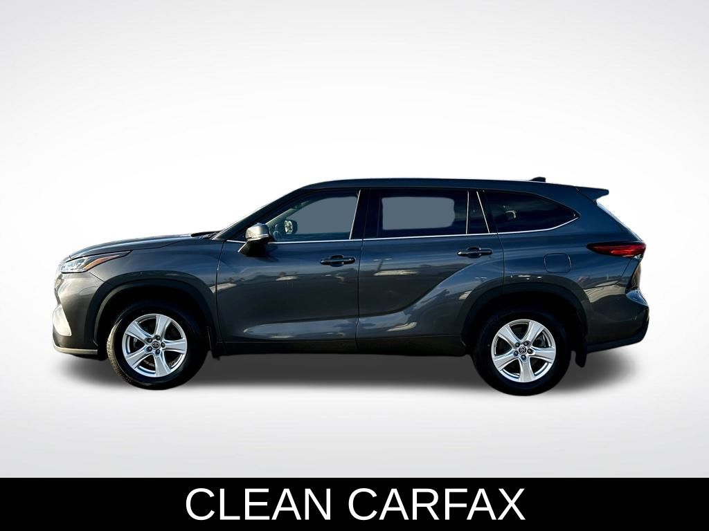 2022 Toyota Highlander LE photo 3