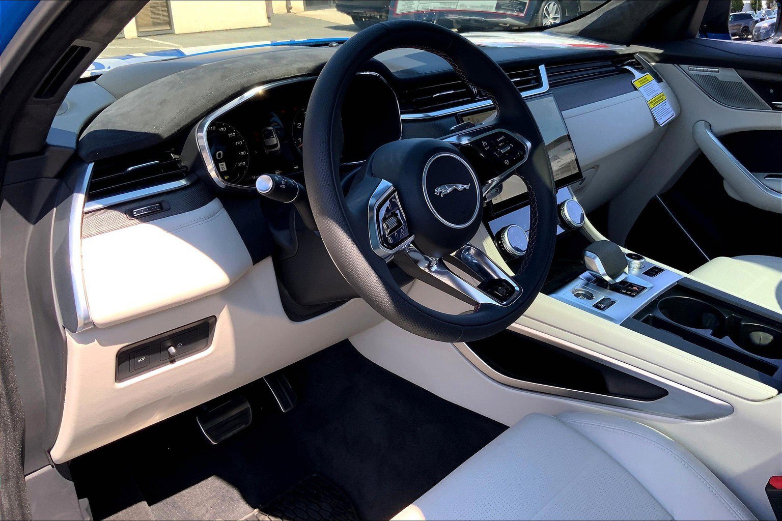 2026 Jaguar F-PACE SVR photo 8