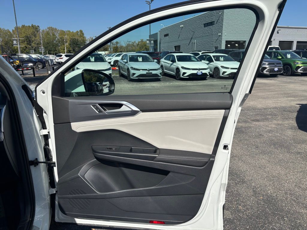 2025 Volkswagen Taos SE photo 11