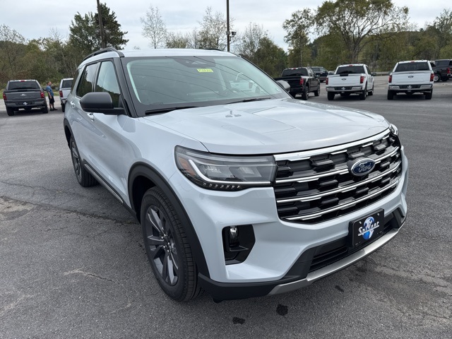 2025 Ford Explorer photo 2