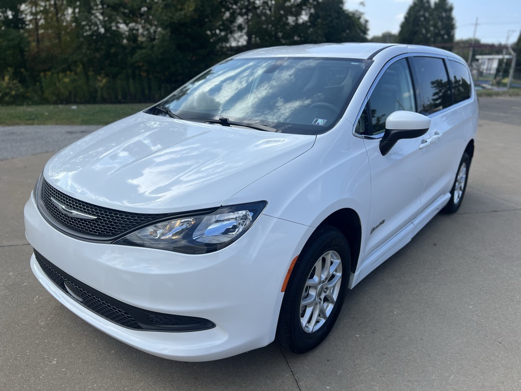 Pre-Owned 2022 Chrysler Voyager LX's photo