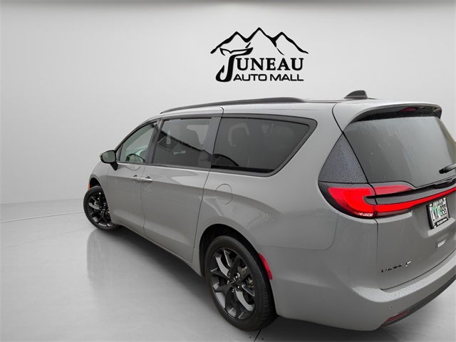 2023 Chrysler Pacifica Touring L photo 4