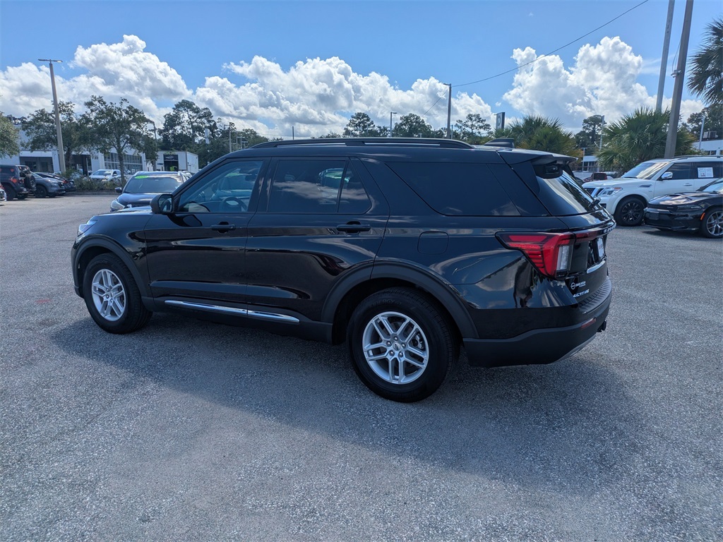 2025 Ford Explorer photo 3