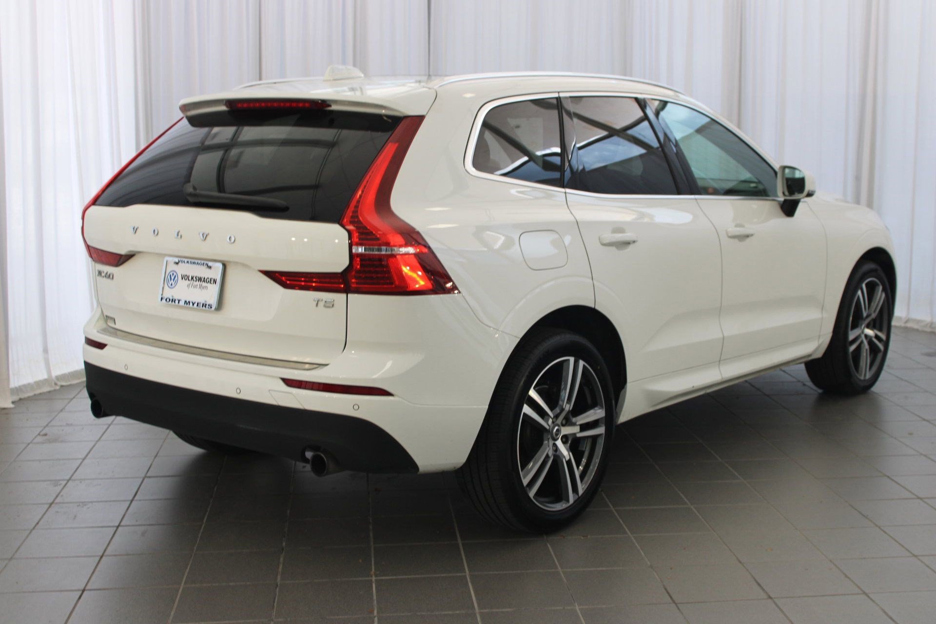 2020 Volvo XC60 T5 Momentum photo 7
