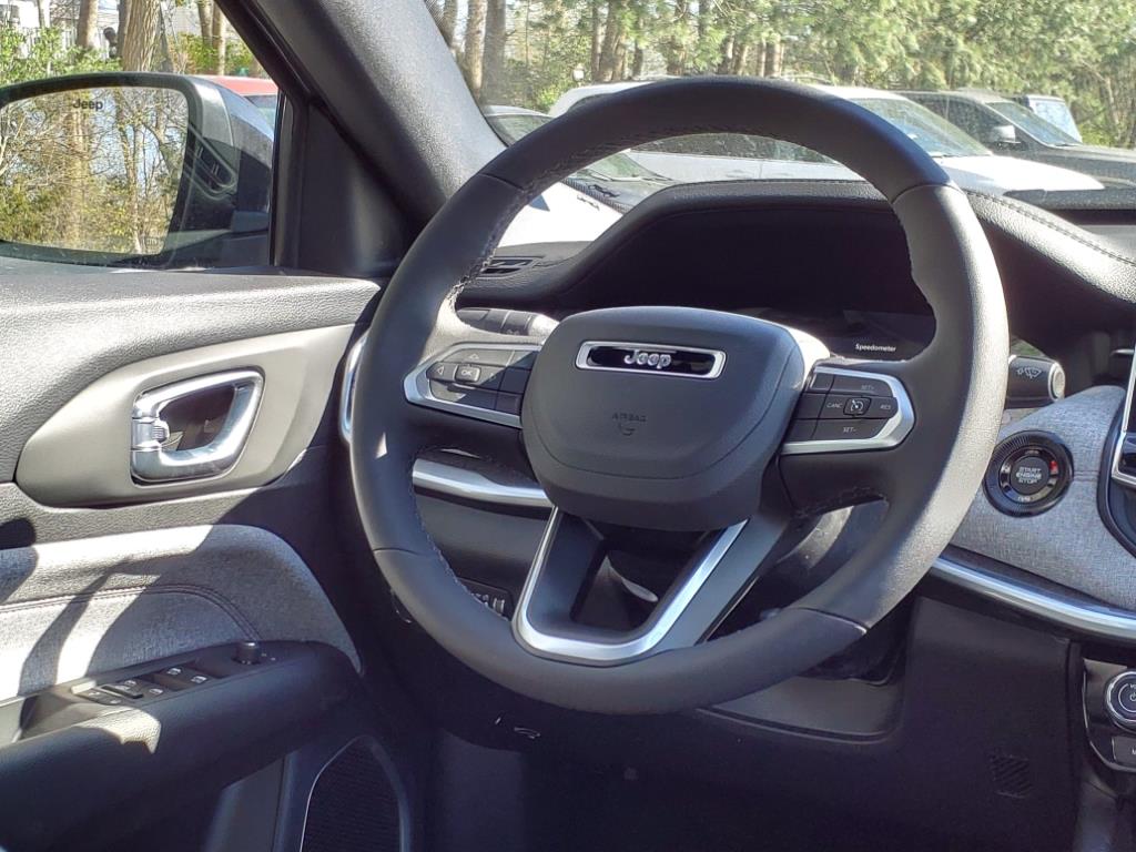 2024 Jeep Compass Latitude Lux photo 10