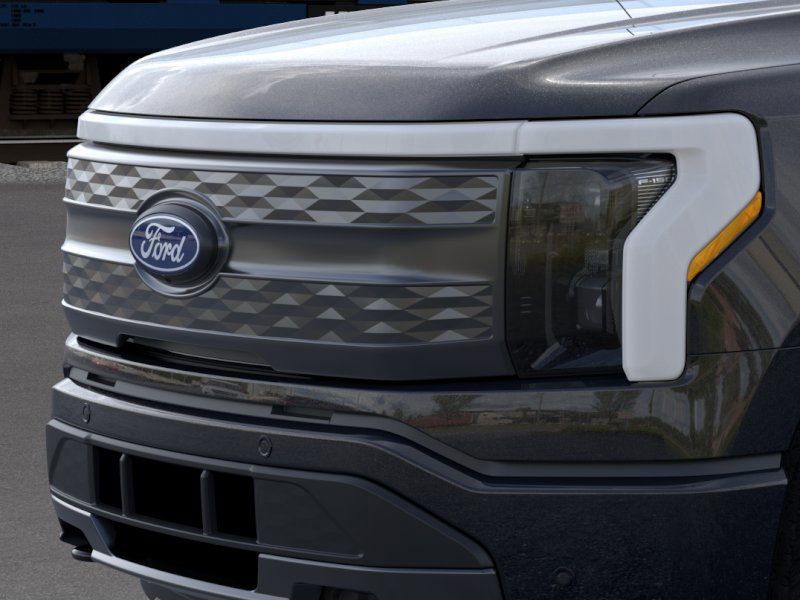 2025 Ford F-150 Lightning Lariat photo 18