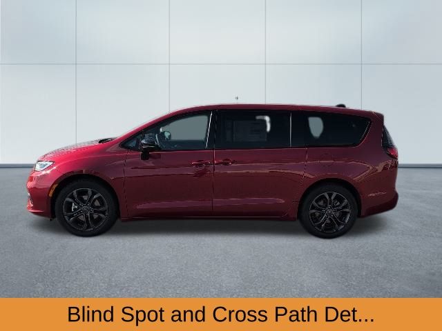 2026 Chrysler Pacifica photo 3